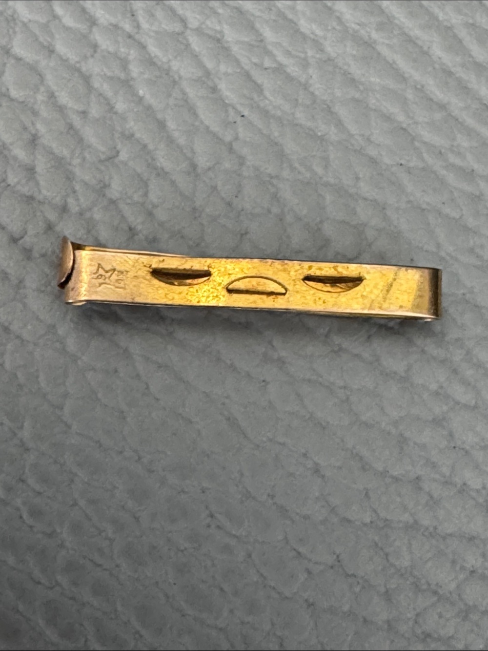 ANTIQUE VICTORIAN 10K GOLD MONOGRAMMED “M” LINGERIE BAR PIN - Picture 4 of 8